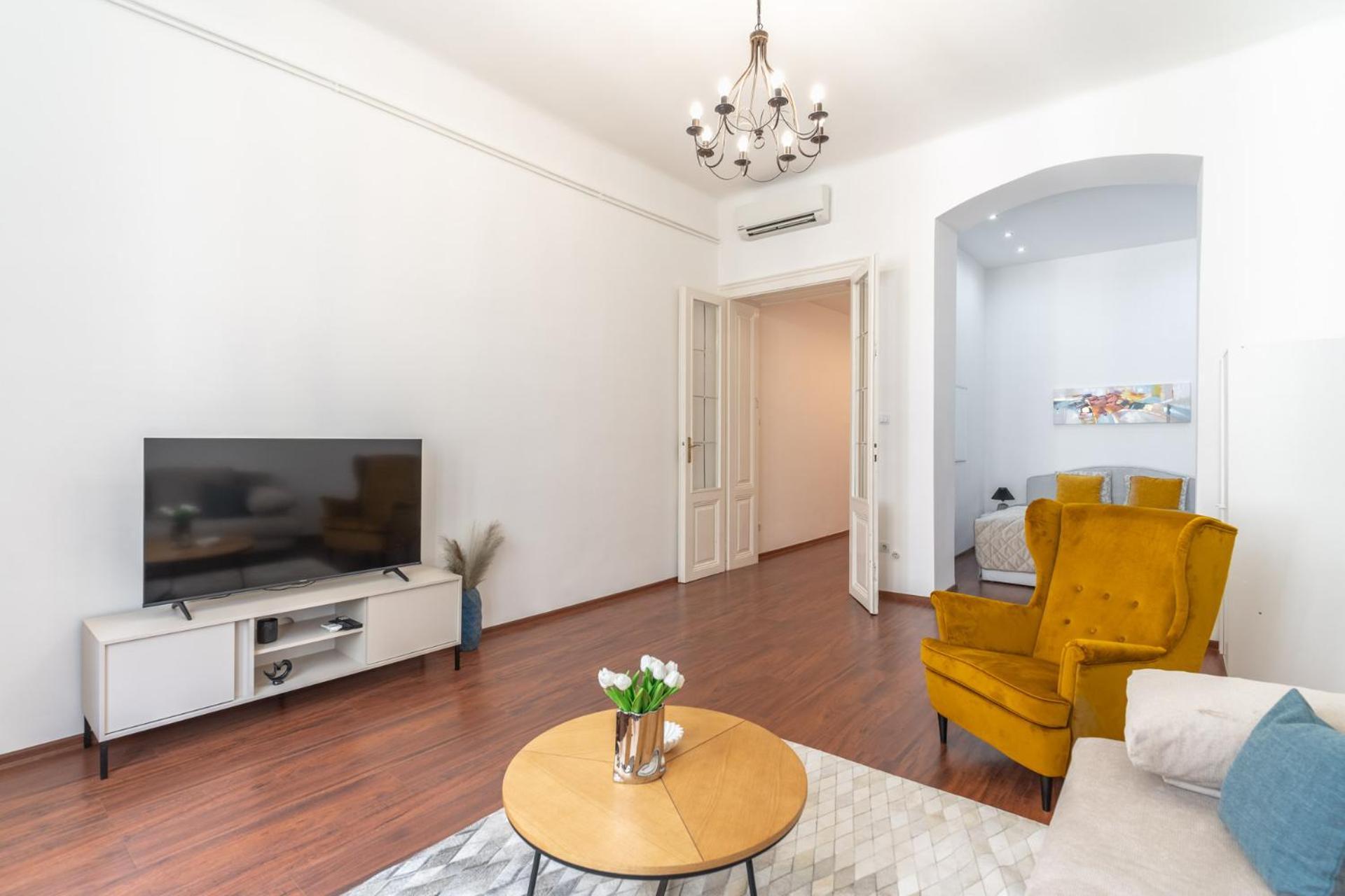 Deluxe And Cozy City Center Suite For 8Ppl Будапеща Екстериор снимка